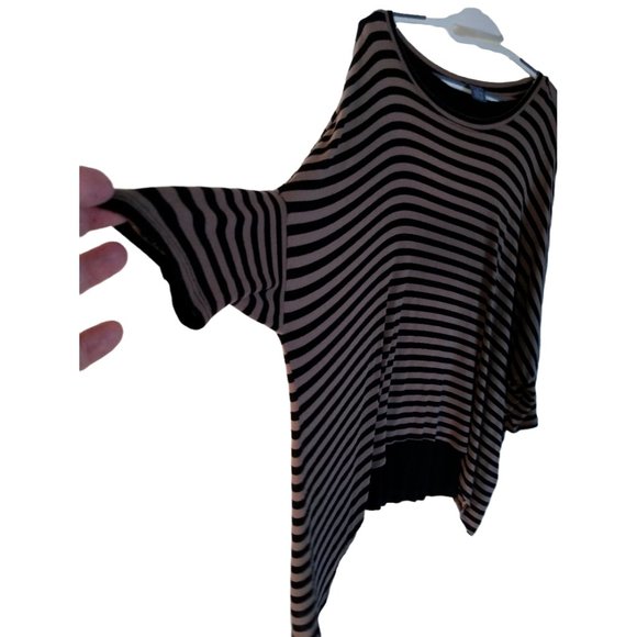 CHELSEA THEODORE Tan/Black Striped KNIT Shark-Bite Hem Loose TOP layered Medium - Picture 3 of 10